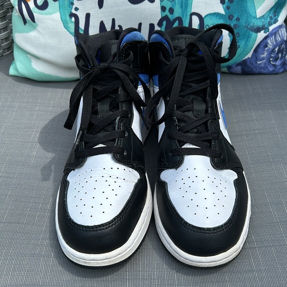 Barely worn Nike Air Jordan 1 Mid Blue/Black Size 8 - Picture 3 of 6